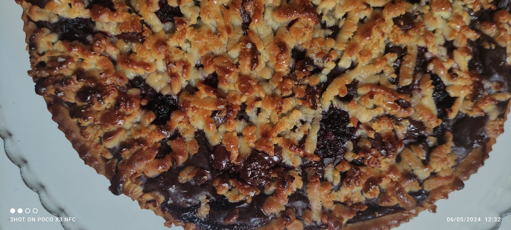 Torta alla crema vegana frutti di bosco e cioccolato a scaglie.